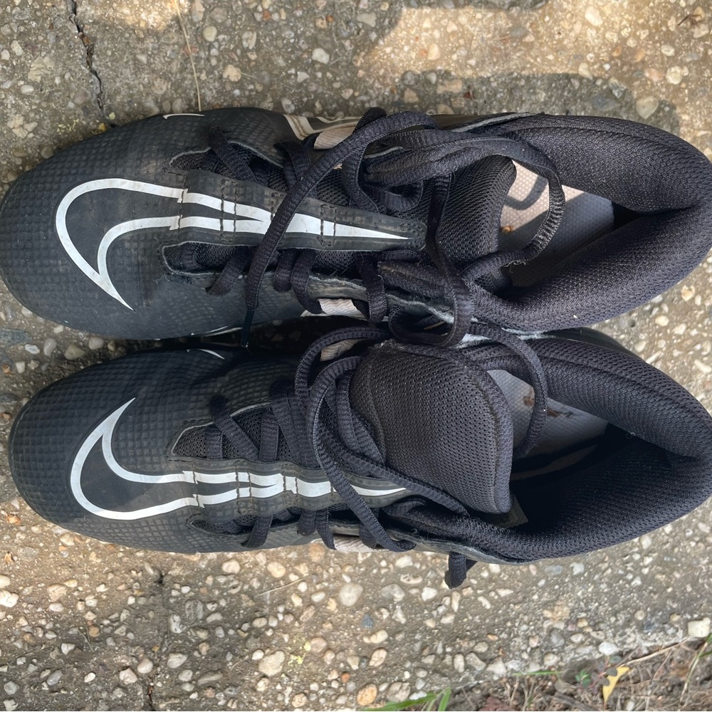 Nike Men's Black and White baseball cleats